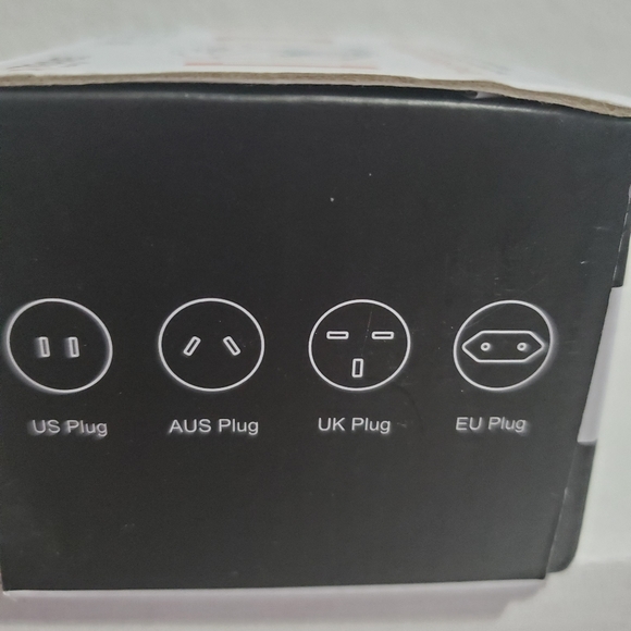 NIB Multi-Nation Travel Adapter with USB - Picture 5 of 12